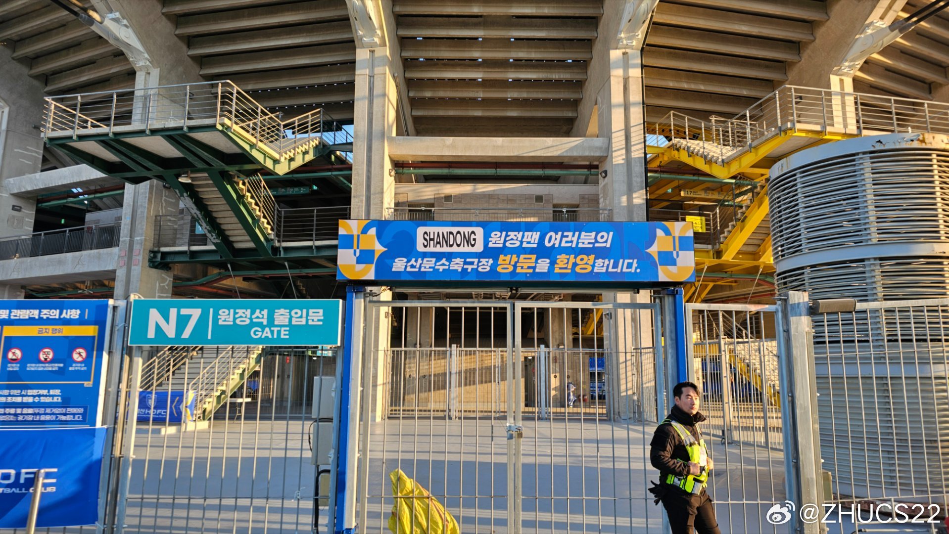  博主：蔚山現場(chǎng)工作人員、轉播車(chē)、安保在準備撤場(chǎng)，場(chǎng)外一片安靜