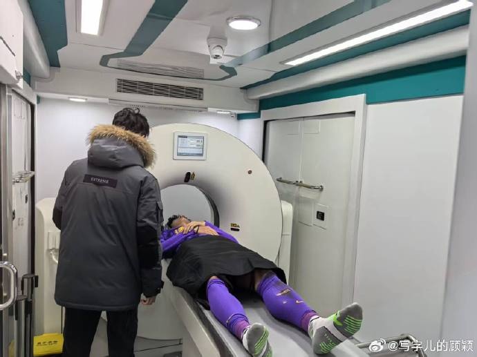  補時(shí)階段頭部被撞，天津記者：目前謝維軍正在醫院接受檢查
