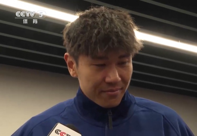  鐵漢柔情！三鎮球員劉奕鳴探望患病小球迷時(shí)哽咽