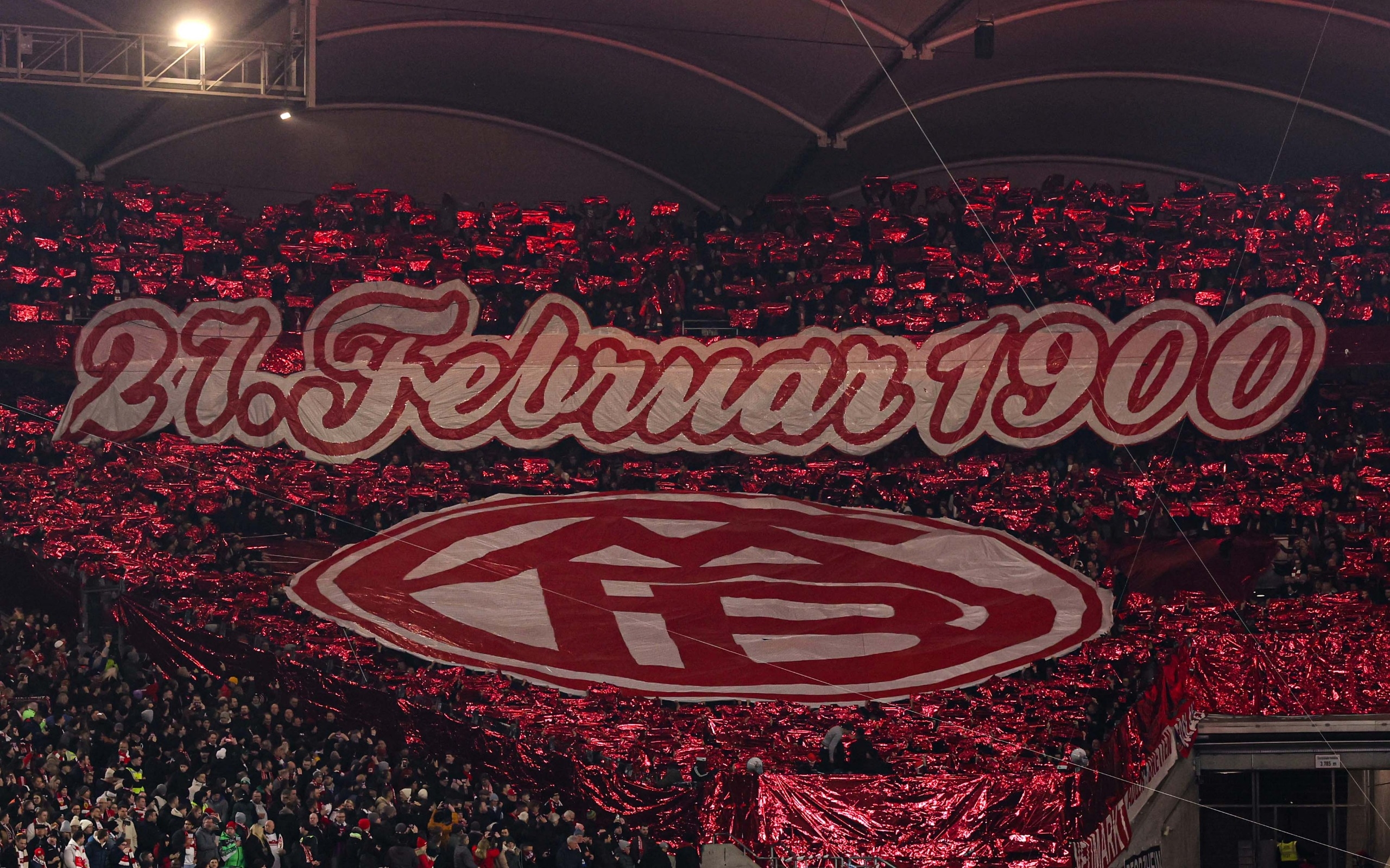  拜仁球迷在看臺展示TIFO，慶祝俱樂(lè )部成立125周年