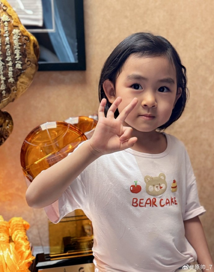  三分大賽三冠王！原帥曬三冠獎杯：完成了女兒給安排的任務(wù)！