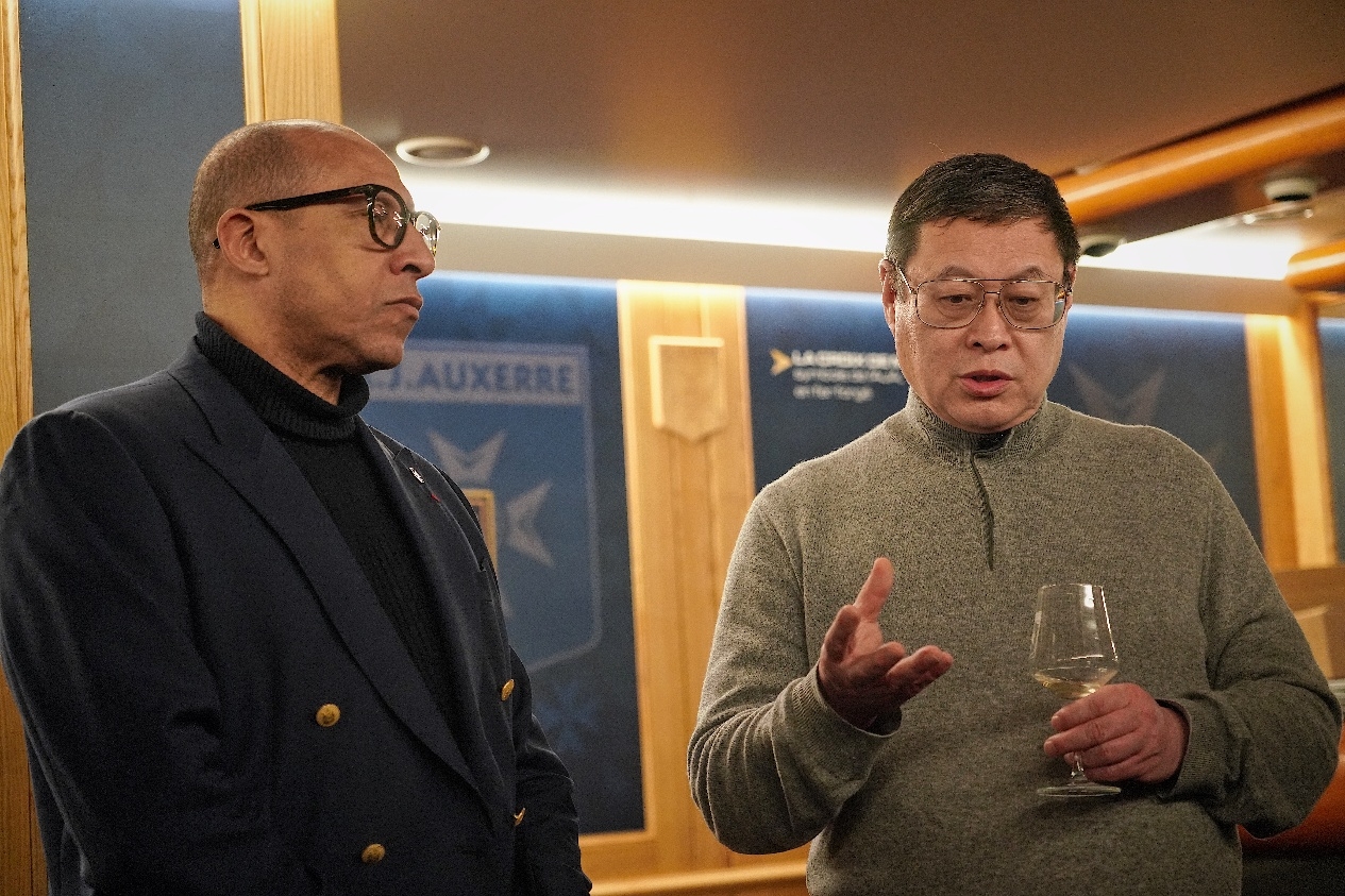  法國足協(xié)主席迪亞洛做客歐塞爾，并與董事會(huì )主席周云杰會(huì )晤