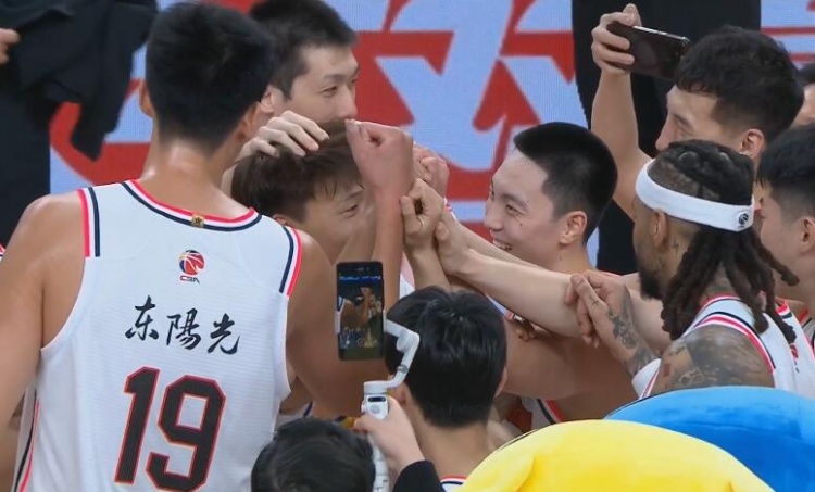  淚目！賽后廣東隊將趙睿圍在中間碰拳