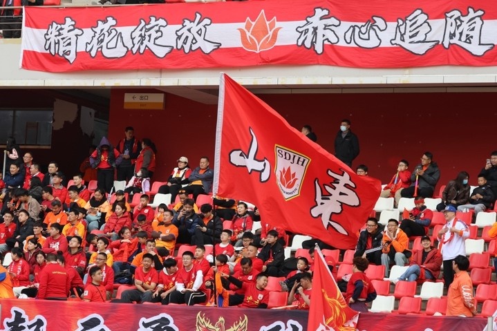 主場(chǎng)上萬(wàn)名球迷的吶喊助威，給山東體彩女足征戰女超增添了能量與動(dòng)力