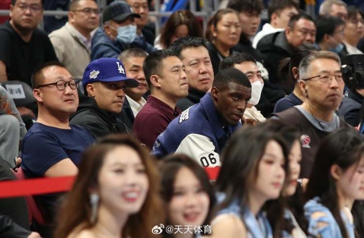  真籃球迷！國安外援法比奧攜玉昆外援科斯塔來(lái)到五棵松觀(guān)戰CBA