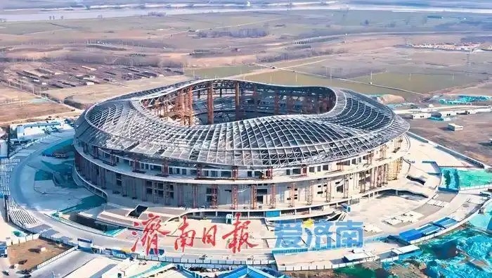  魯媒：戴上1.6萬(wàn)噸“鋼鐵巨冠”，黃河體育中心球場(chǎng)完成屋蓋施工