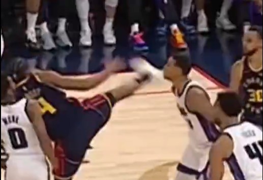  抬腳過(guò)高踢到了對手下巴！NBA官方：穆迪這一動(dòng)作被判1級惡犯