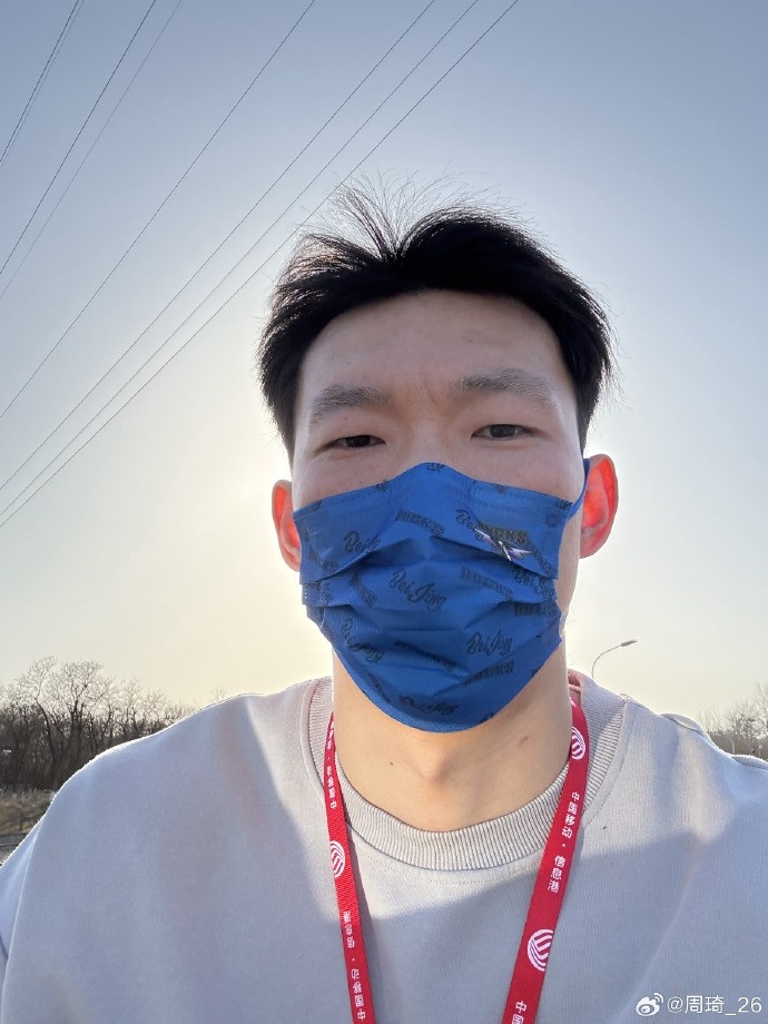  悠閑！周琦騎京牌電動(dòng)車(chē)出行：太陽(yáng)出來(lái)了 開(kāi)京牌兜兜風(fēng)！