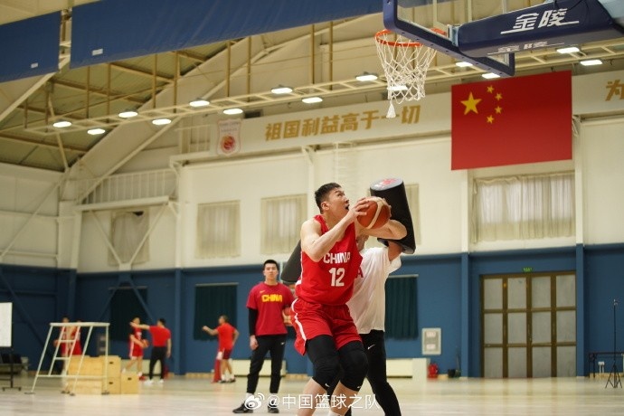  中國籃球之隊官博：大塊頭 大能量 祝李炎哲25歲生日快樂(lè )！
