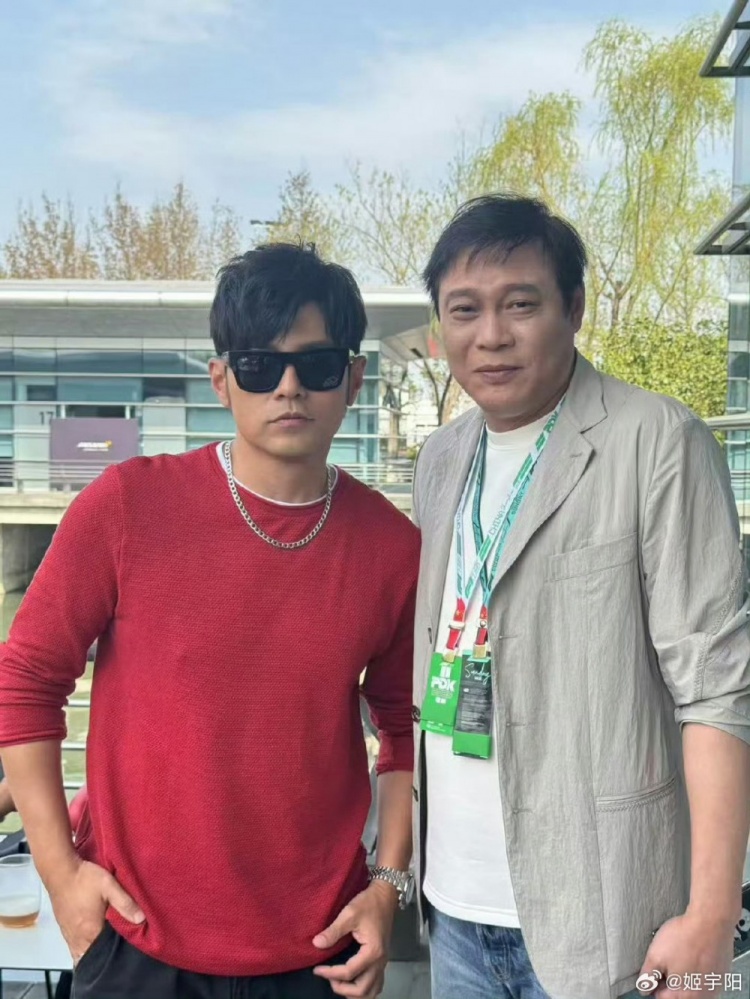  上海觀(guān)戰F1！記者曬范志毅與周杰倫合影照