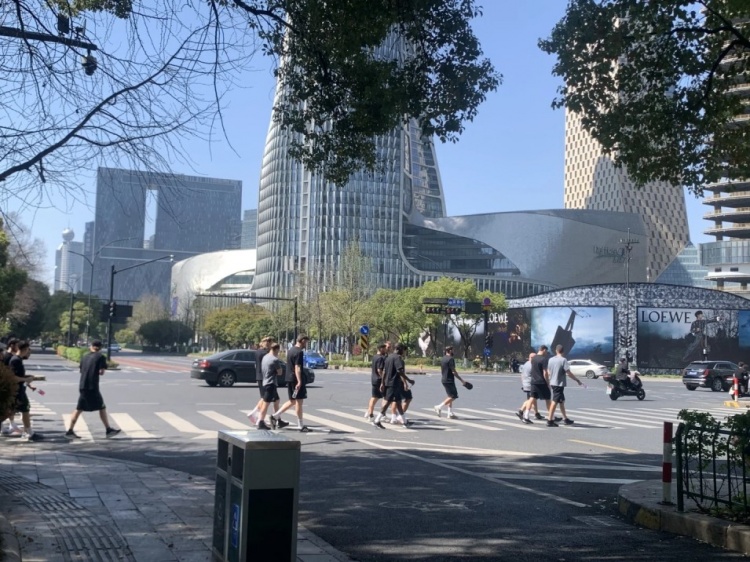  心態(tài)放松，有網(wǎng)友拍到澳大利亞隊早上在萬(wàn)象城citywalk