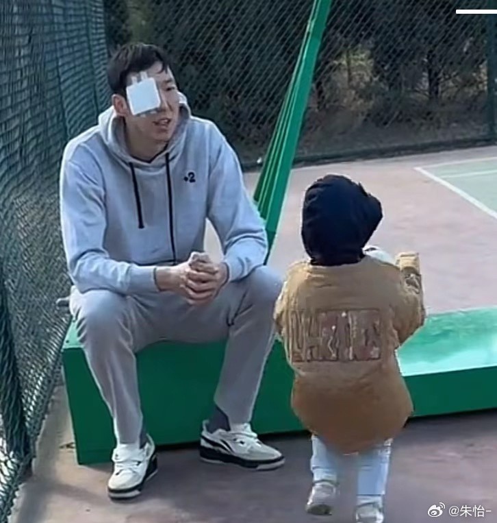  顧家好男人！記者曬出周琦手術(shù)后回歸家庭帶娃照片