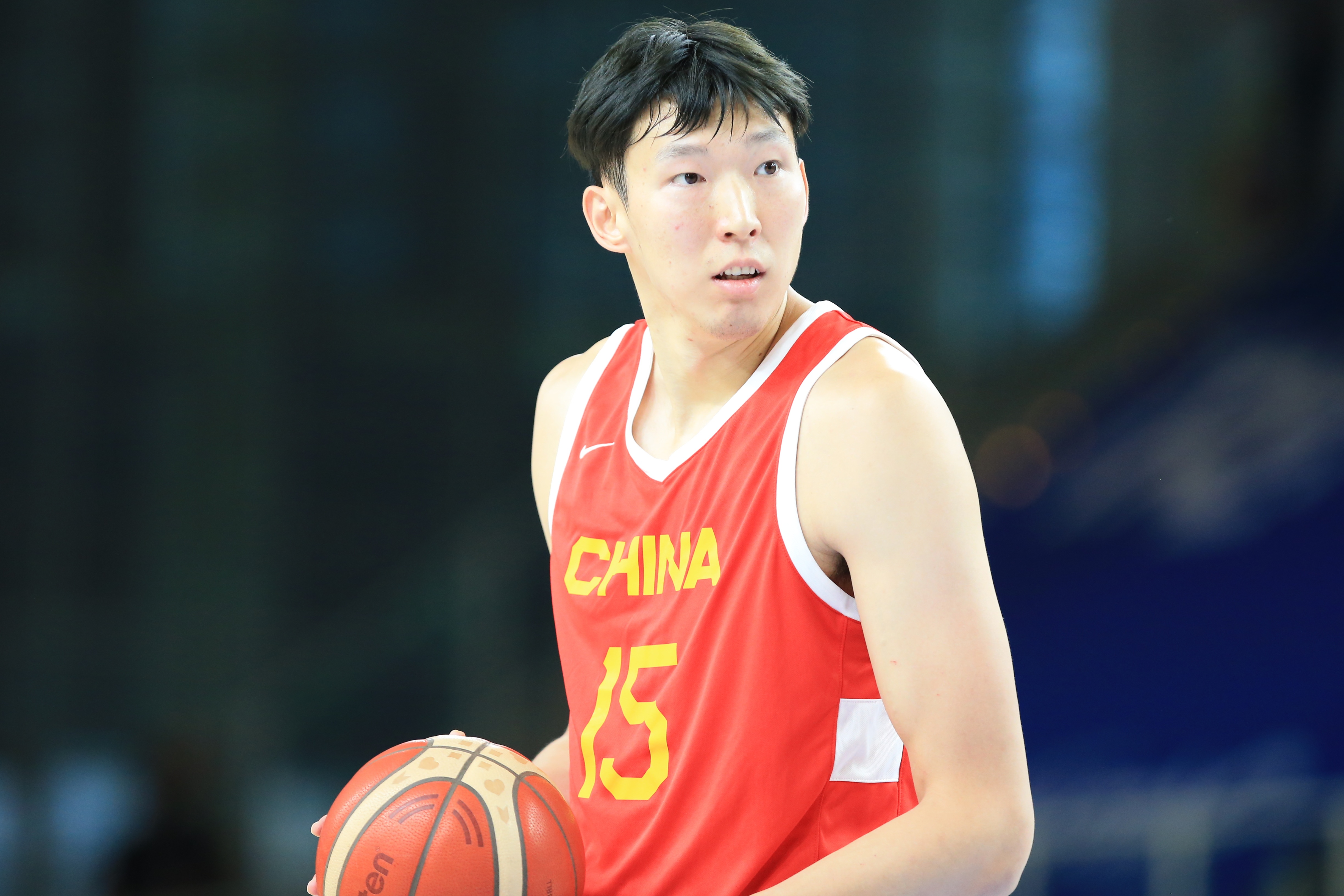  打得不錯！周琦攻防建樹(shù) 半場(chǎng)4投2中得到5分3板1斷1帽0失誤