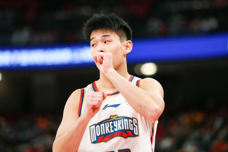  效率太低！林葳25中8&三分10中1拿到19分1板3助2斷 4失誤