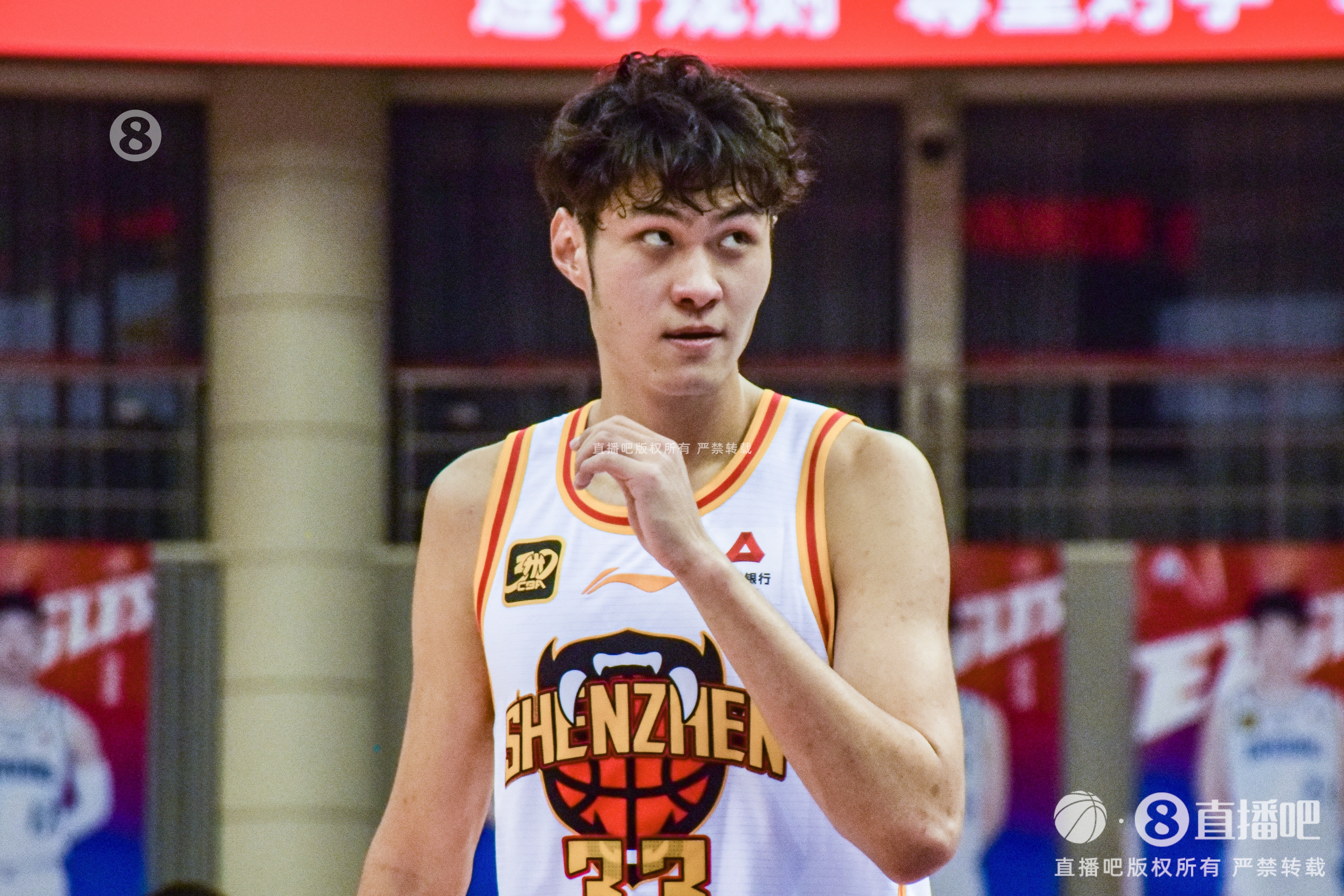  敢打敢拼！王浩然首節打滿(mǎn)12分鐘6中4拿到11分&上演反擊飛身劈扣