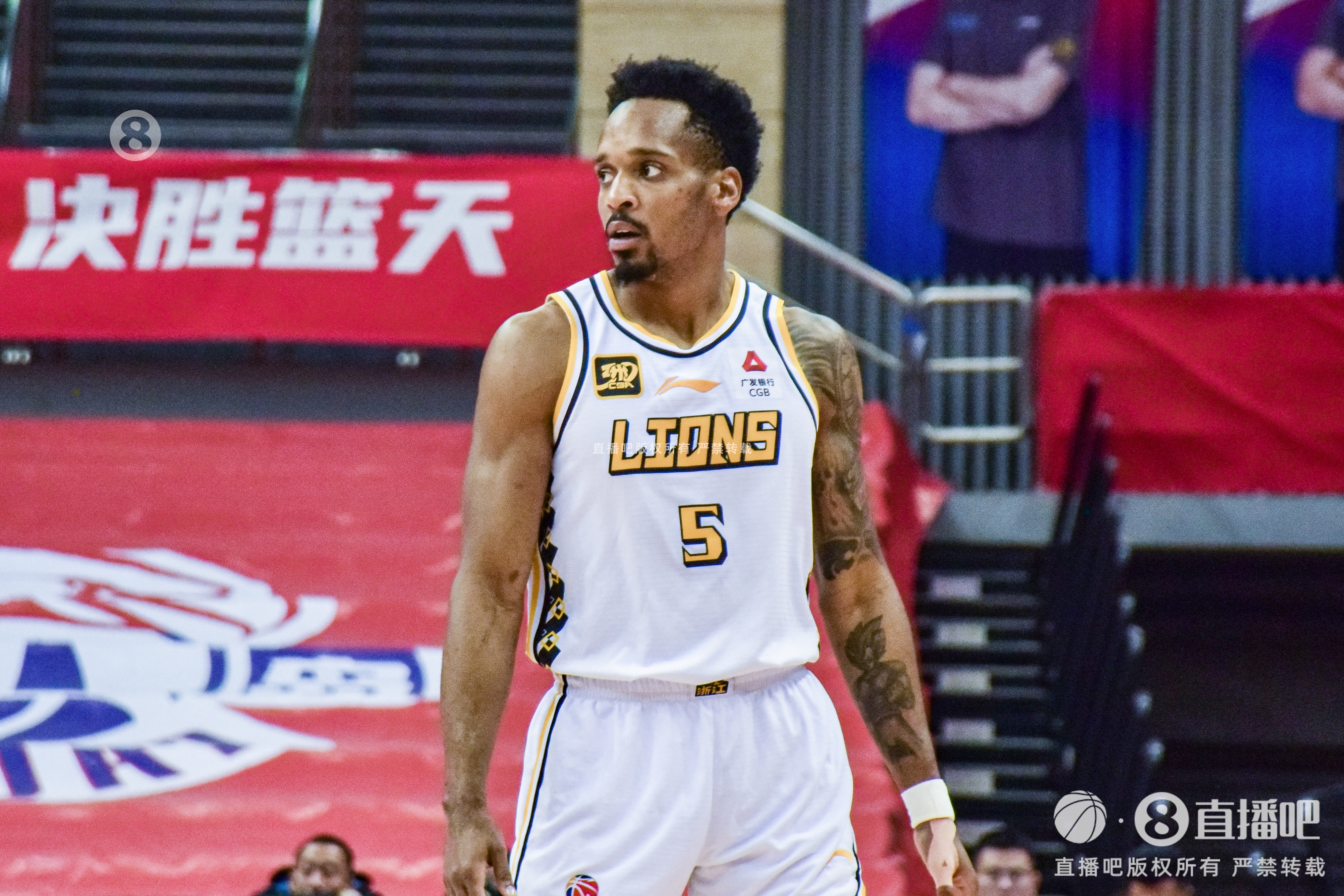  得分保障！小巴里-布朗17中9&三分9中4砍28分 末節11分助隊取勝