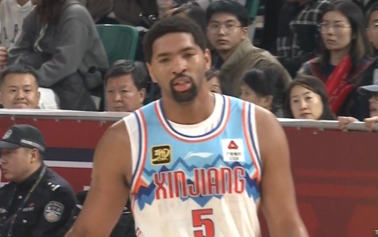  狀態(tài)出色！勞森首節打滿(mǎn)10分鐘5中4高效拿到11分2板1斷