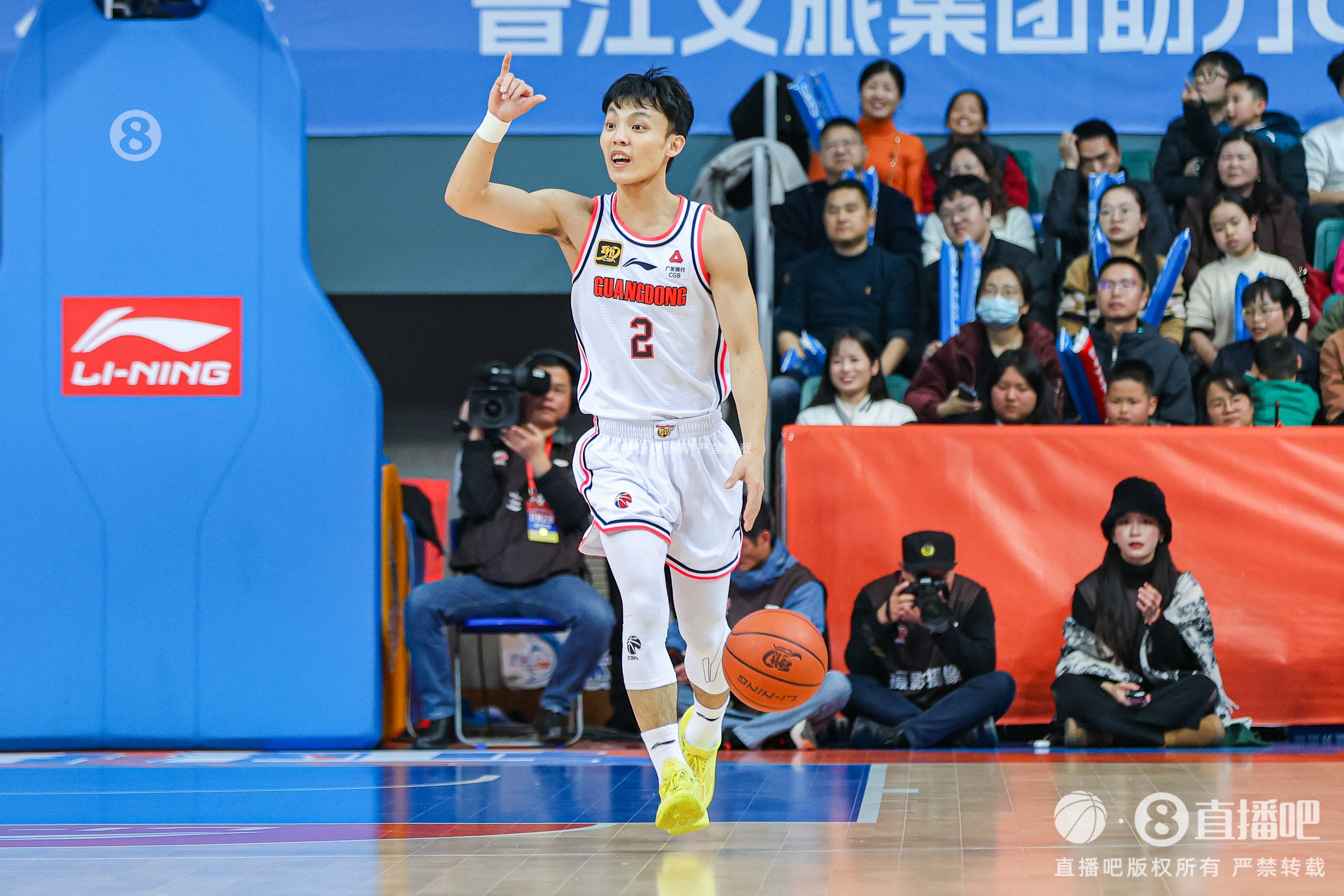  打得輕松！徐杰9中4拿到12分3板6助1斷