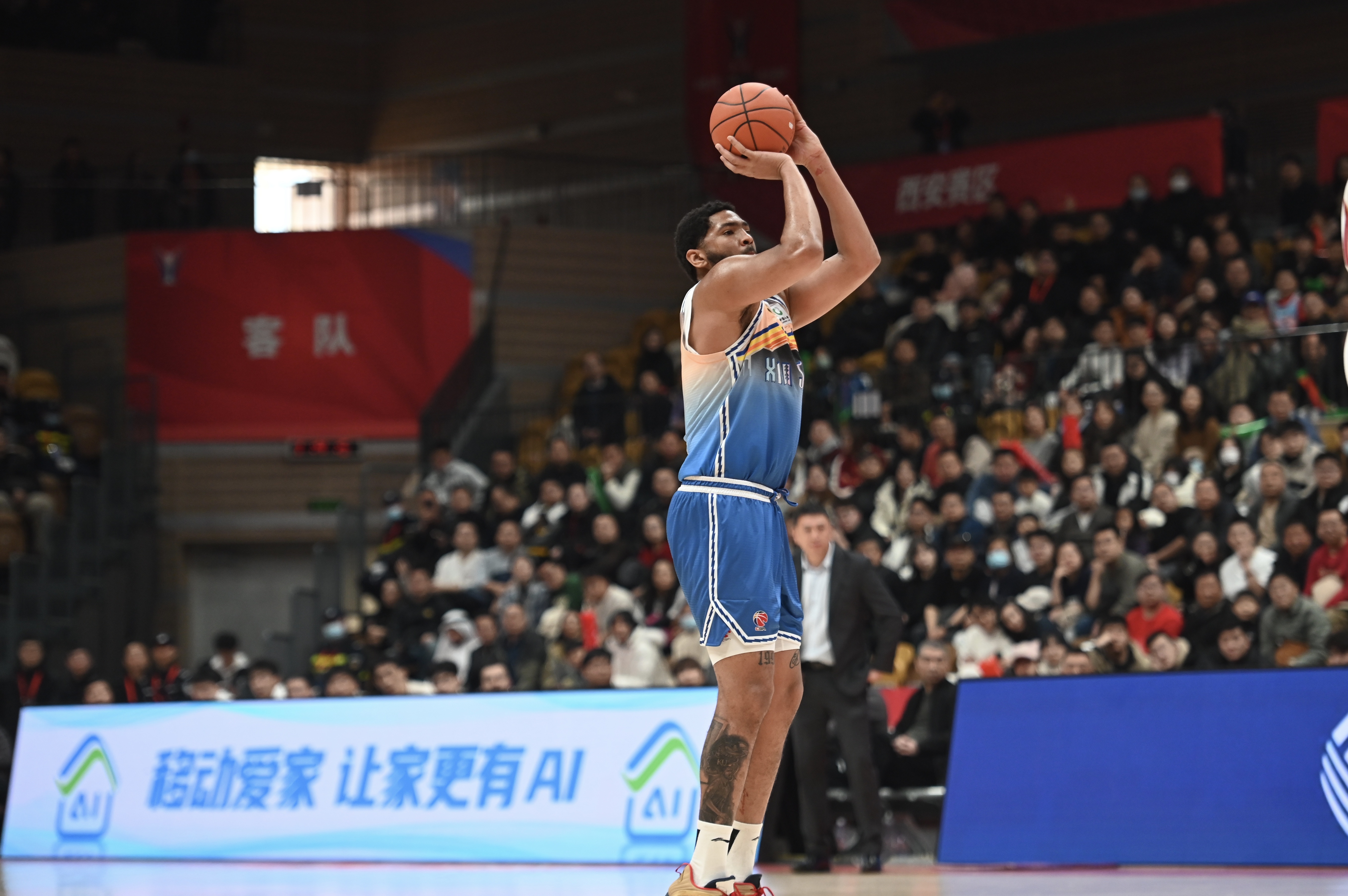  率先發(fā)力！新疆外援勞森首節7中5拿到11分 三分2中1